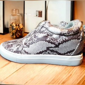 La Sheelah Faux Snake Skin Mid-Top Sneakers-‎ Womens Size 9